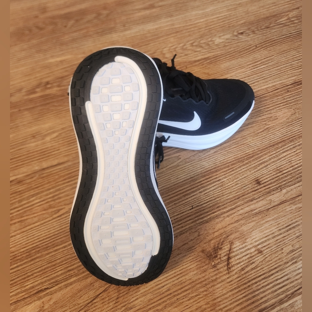 Size 10 Nike Women's  Black & White ZoomX Cushion Running Shoe Retail 180$ - Picture 6 of 9